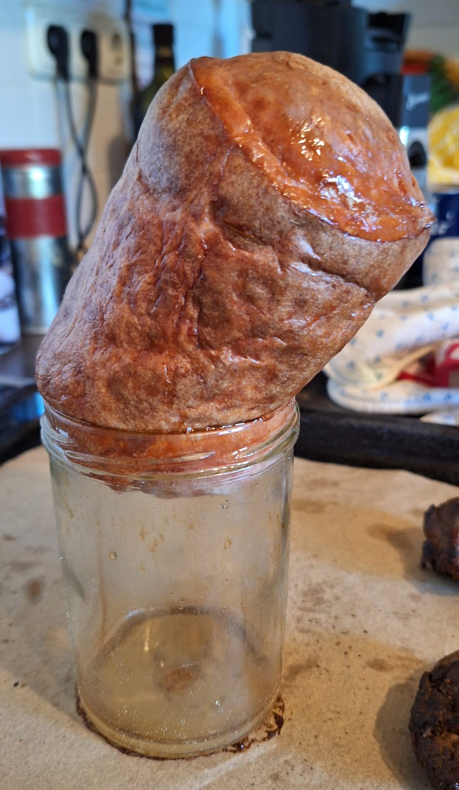 raus aus dem Backofen und den Fleischkäse aus dem Glas befreien